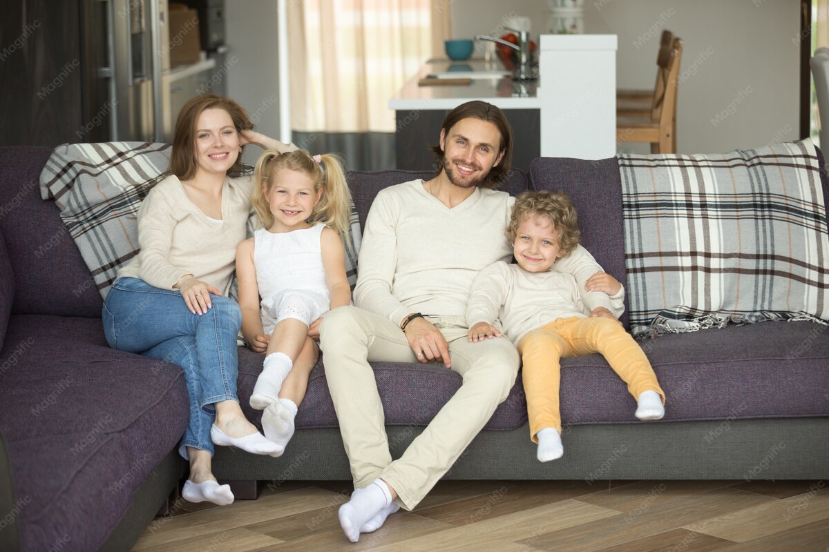 משפחה רגועה בסלון הבית לאחר בניית ממד